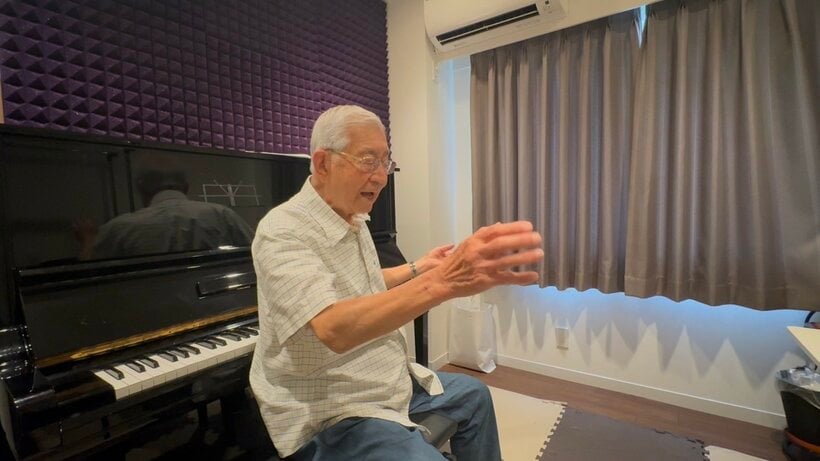 初めてのコンサートに向けて、都内の事務所で練習に励む高嶋弘之さん（本人提供）