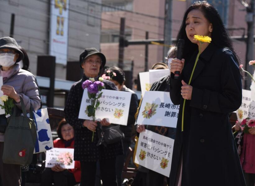 長崎市で開かれたフラワーデモで、自ら受けた性被害について語る郡司真子さん（右）。「悪いのは加害者、自分を許してやってほしい」と同じ被害者に呼びかける／２０２０年３月８日　（ｃ）朝日新聞社