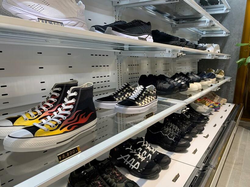 アーバンリサーチエリアでは、靴の陳列にコンビニ用の商品棚が再利用されている