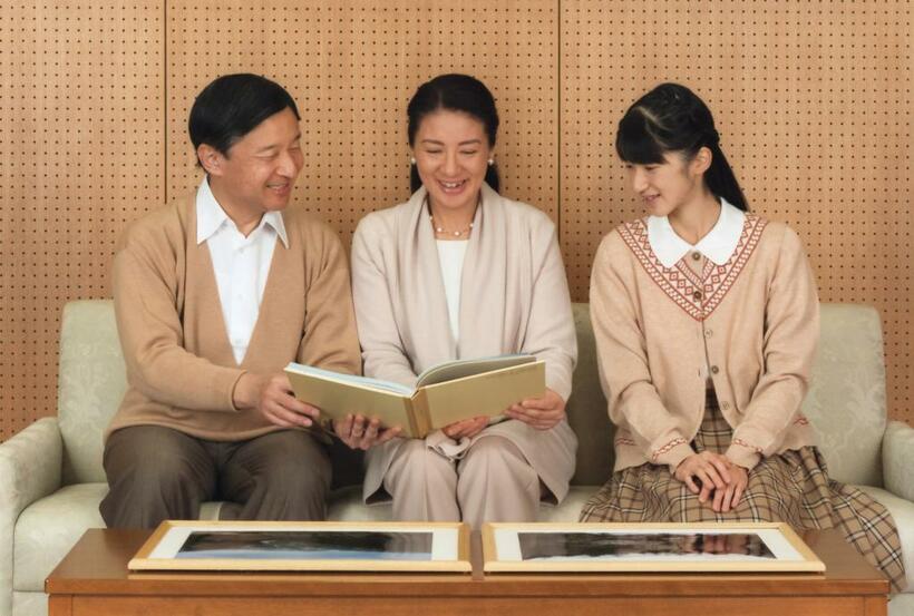 ２０１６年のお誕生日に際し公開されたご一家３人での写真。同系色でまとめたリンクコーデが印象的だった（写真：宮内庁提供）