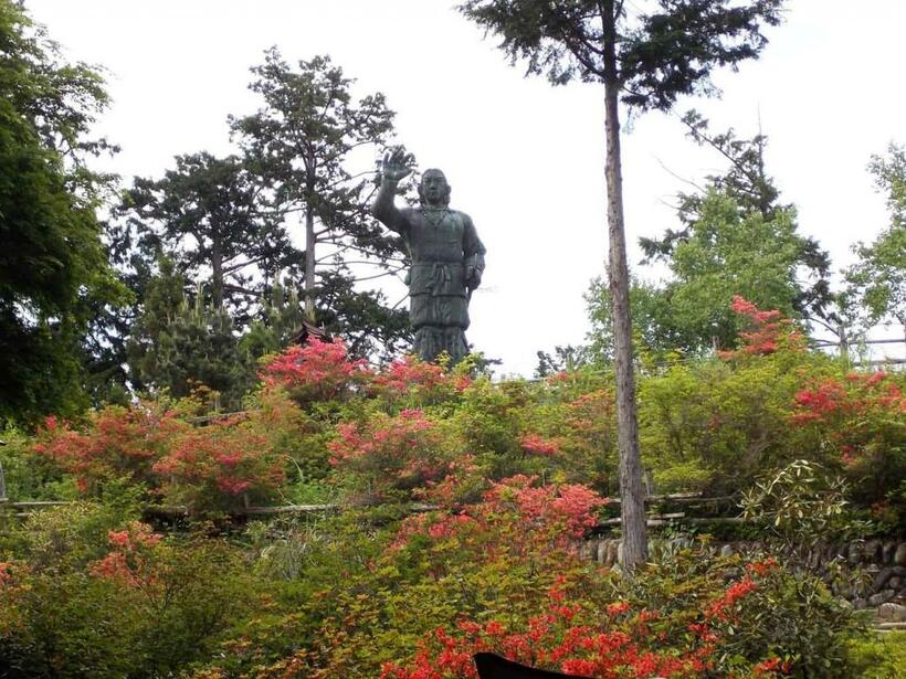 三峯神社の境内に立つ日本武尊銅像