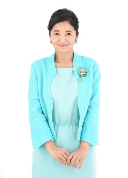 宮崎美子（（みやざき・よしこ）／１９５８年、熊本県生まれ。８０年、本誌「女子大生表紙モデル」に選ばれたのを機に、ＣＭデビュー。以降、モデル、女優、クイズ番組の解答者など、幅広く活躍する（撮影・門間新弥　スタイリング／坂能　翆　ヘア＆メイク／岩出奈緒　衣装協力／ワンピース・ニットジャケット　ＹＵＫＩ　ＴＯＲＩＩ　ＩＮＴＥＲＮＡＴＩＯＮＡＬ、イヤリング・ブローチ・リング　ＡＢＩＳＴＥ）