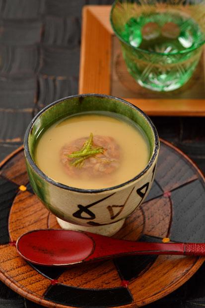 「このわたの茶碗蒸し」（1200円）は、茶碗蒸しにナマコの腸の塩辛“このわた”をのせ、葛あんのとろみを加えた。なめらかな茶碗蒸しと塩気のあるこのわたが相性良く、振り柚子がさわやかに香る。11月頃からすっぽんやふぐ料理が楽しめる。税別。（撮影／東川哲也・写真部）