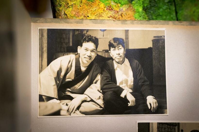 松本さんの写真アルバム。戦後に写した松本さんと菱谷さんの旅の思い出の一枚