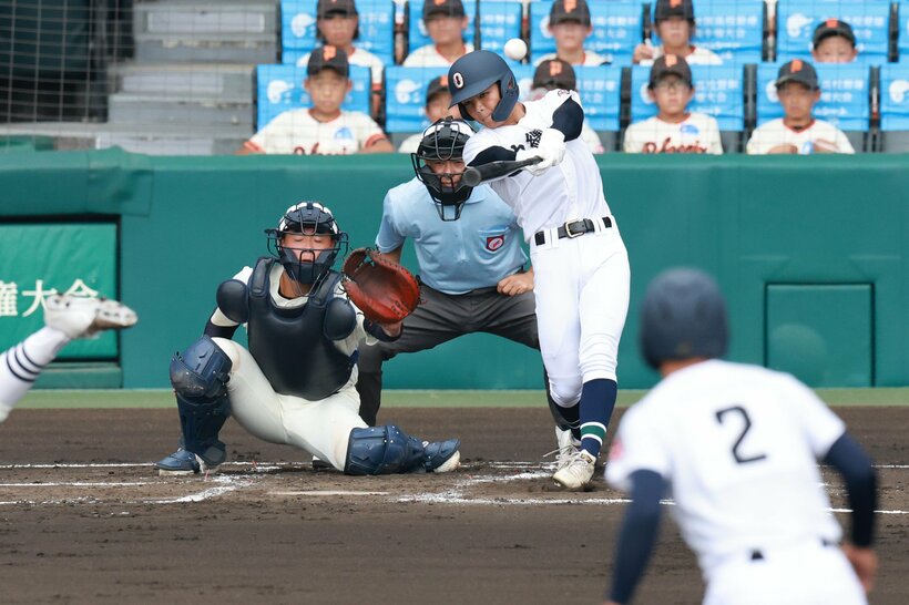 【決勝】二回表、同点となる適時二塁打を放つ沖縄尚学・阿波根（撮影／写真映像部・東川哲也）