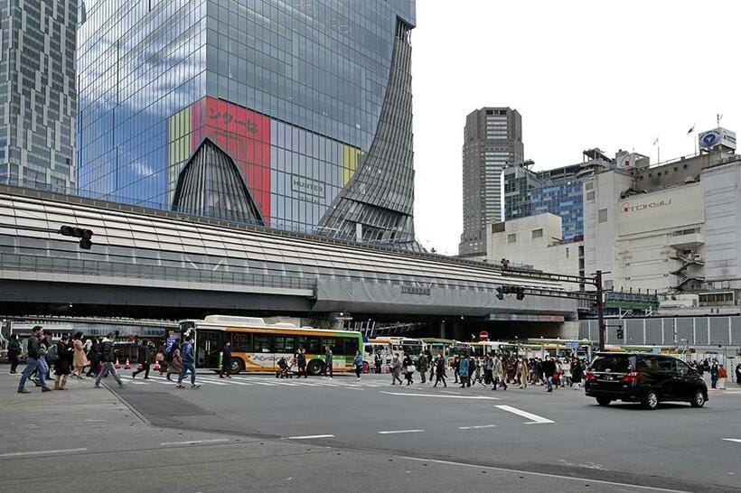 2020年1月から東京メトロ銀座線渋谷駅は画面左側の旧高架橋上に移転。東急線や地下鉄各線とのアクセスが容易になった。右奥に写る東急百貨店東横店西館は南館と共に3月31日で営業を終える。（撮影／諸河久：2020年3月15日）