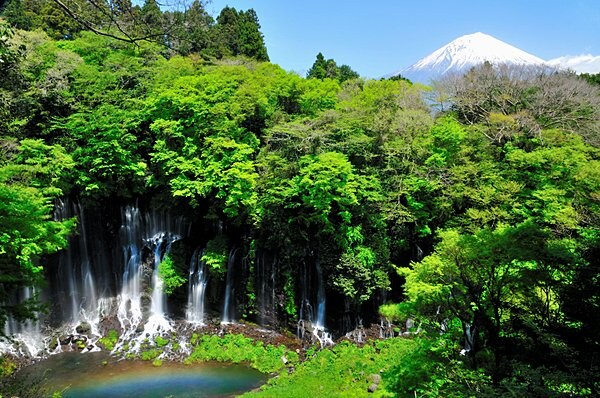 世界文化遺産の富士山をバックにした巡礼の地「白糸ノ滝」