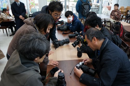 一通り撮影を終え、集まったところでそれぞれが撮影した作品を披露。作品を見せながら山田先生にアドバスに耳をかたむける参加者のみなさん