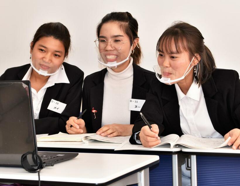 介護事業者とのマッチングイベントに参加する専門学校アリス学園日本語学科の学生たち。2020年と21年はコロナ禍のためオンラインで実施された（photo：澤田晃宏）