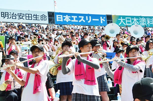猛暑の中、懸命に演奏する延岡学園と尼崎双星の生徒　（c）朝日新聞社　＠＠写禁