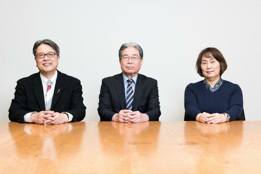 紅野謙介さん、南風原朝和さん、羽藤由美さん（左から）。大学入試改革の問題提起をしてきた専門家３人が意見を交わした（撮影／写真部・小山幸佑）