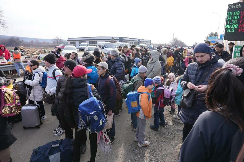 戦火を逃れスロバキアに避難するウクライナの人々