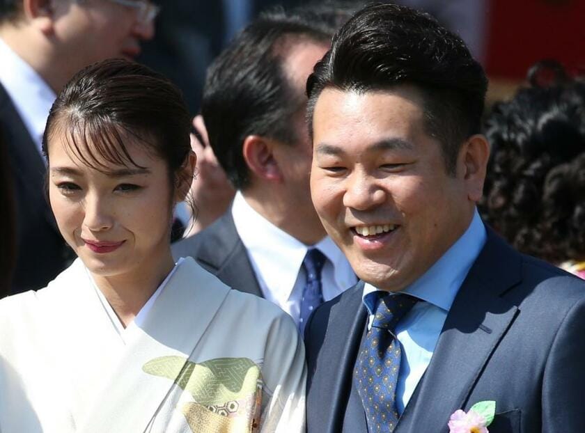 写真におさまる藤本敏史と木下優樹菜。仲むつまじいイメージだったが… (C)朝日新聞社