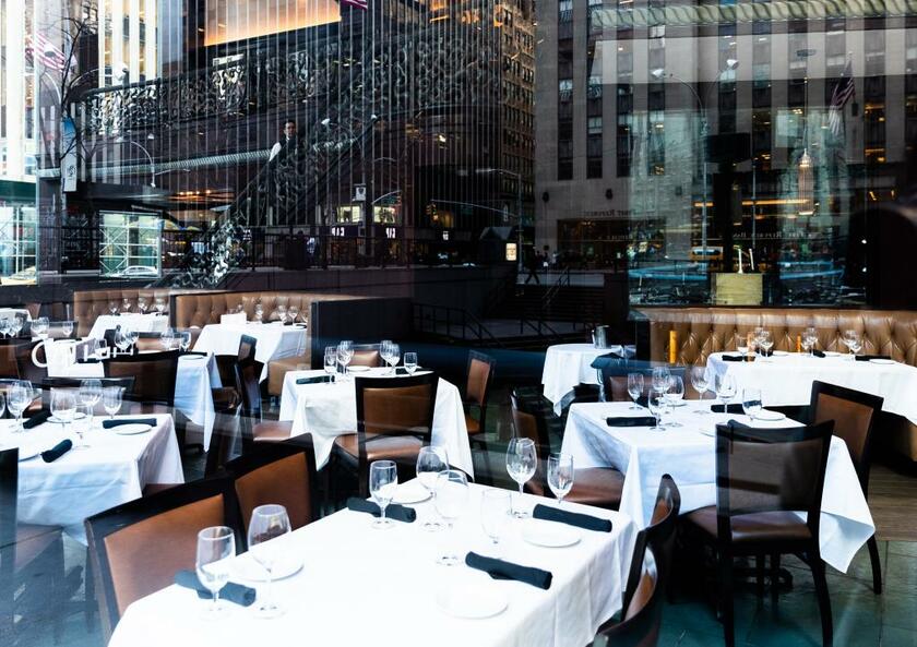 感染リスクの高い場所は、会食の行われるレストランというデータが出た。今年3月、空席の目立つニューヨークのレストランで（ｇｅｔｔｙｉｍａｇｅｓ）