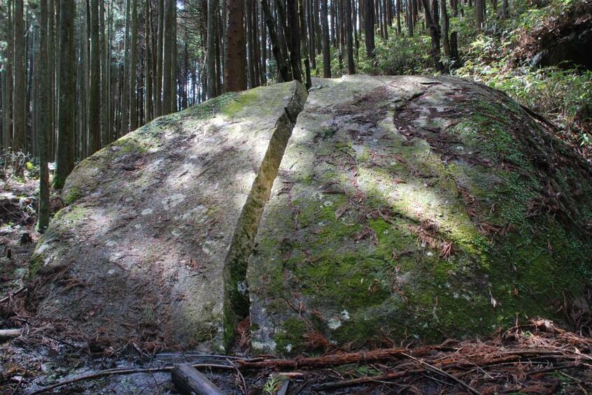 巨岩が刀で切ったように真っ二つに裂けている一刀石　（撮影／粟野仁雄）