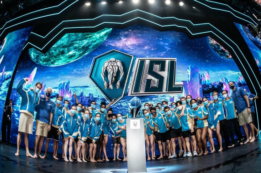 ISLで初優勝を果たしたカリ・コンドルズ(11月22日、ハンガリー・ブダペスト)=(c)ISL