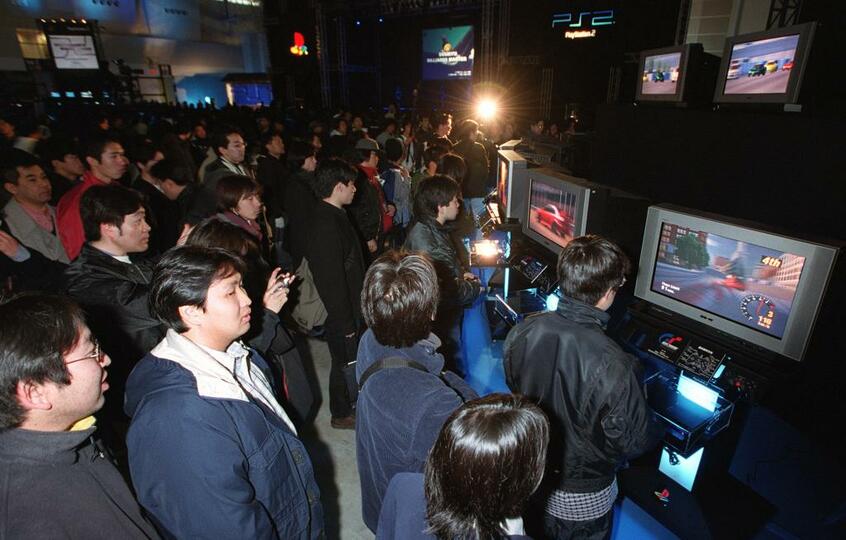 千葉・幕張メッセで行われた「PS2」発売記念イベントには大勢の人たちが訪れた(c)朝日新聞社