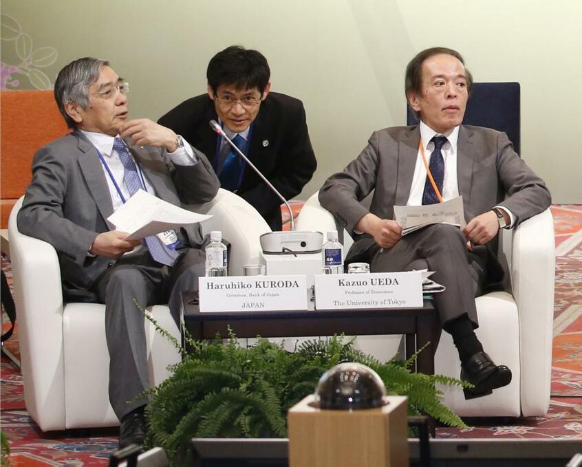 G7財務相・中央銀行総裁会議のシンポジウムに臨む日銀の黒田東彦総裁(左)と東大の植田和男教授(当時)=2016年5月20日、仙台市青葉区