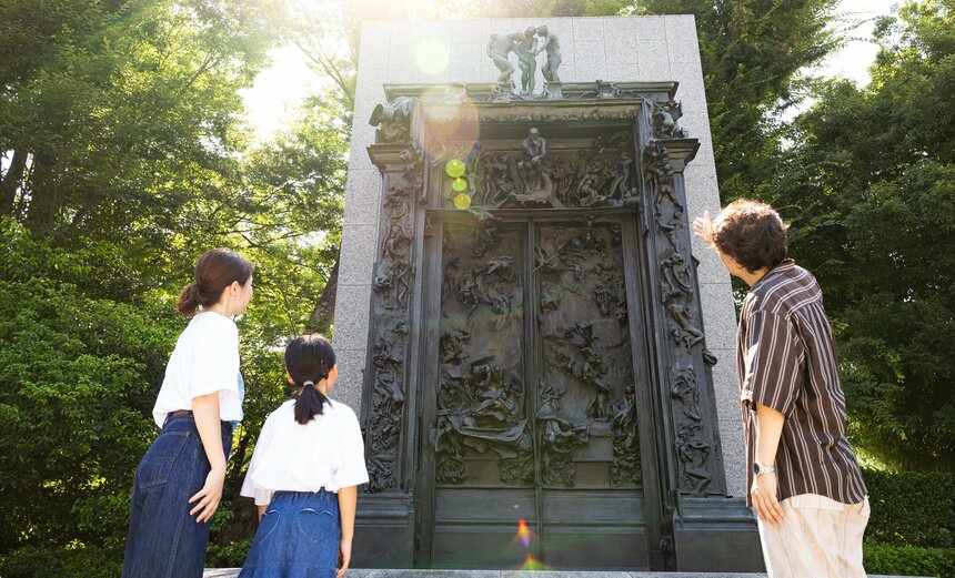 国立西洋美術館にある《地獄の門》を見る小林裕子さん・美央里さん親子と、アートテラーのとに～さん（国立西洋美術館　松方コレクション）