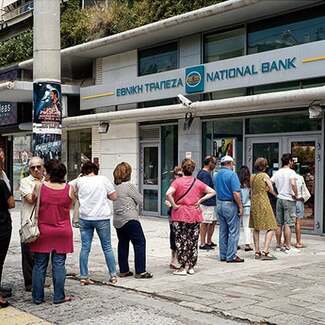 ギリシャの次の危機シナリオ くすぶるマネー大逆流リスク