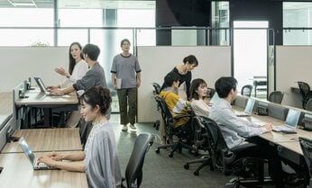 「家と同レベルなら出社のメリットがない」 オフィス全席に高級家具、MIXIの「モンスト」ヒット時の反省とは