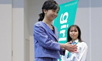 佳子さまは「水色のパンツスーツ」で颯爽と 「ガールズメッセ」で見せた若い女性に寄り添う「絶妙なあしらい」
