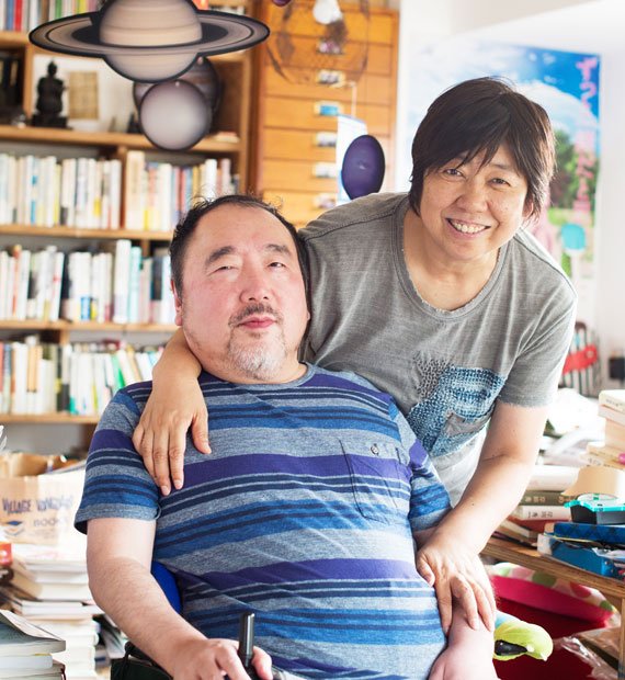 脚本家・木皿泉である和泉勉さん（左）と妻鹿年季子さん（右）夫妻（撮影／写真部・大嶋千尋）