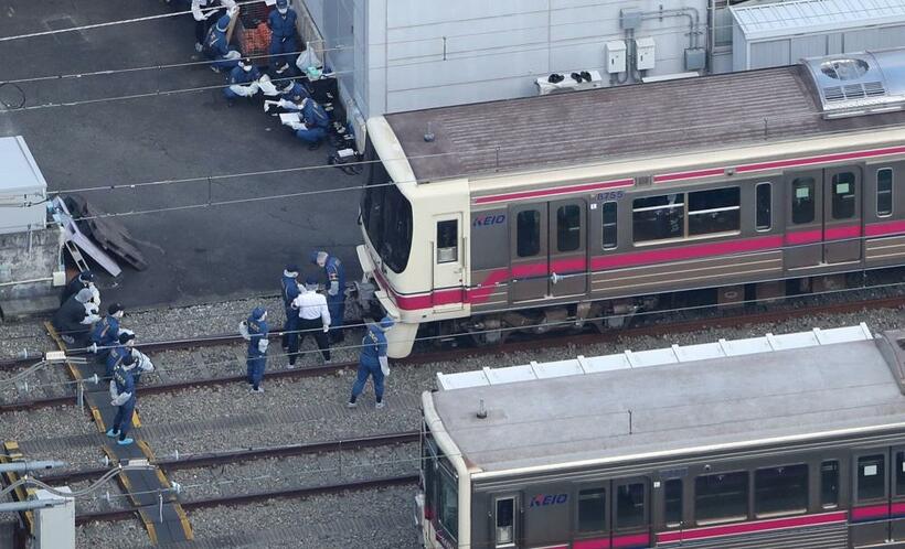 京王線の車両を調べる警視庁の捜査員ら＝２０２１年１１月（c）朝日新聞社