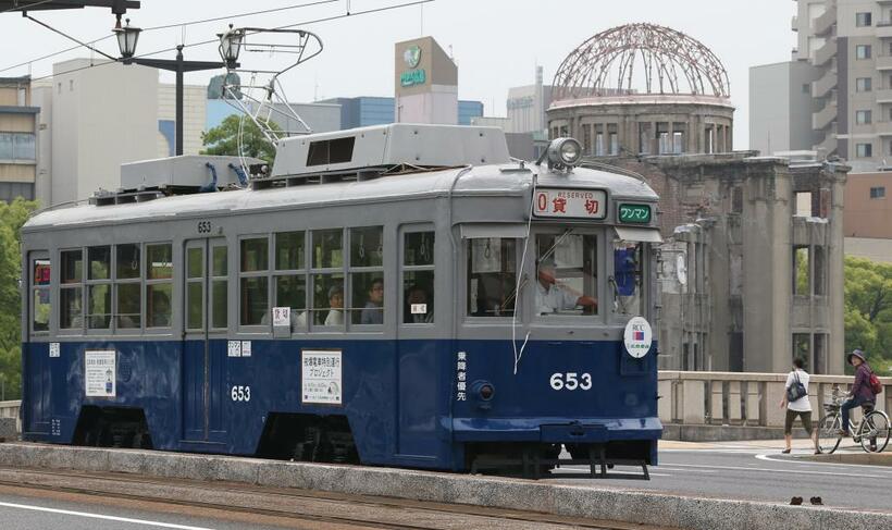 2015年に復元された広島電鉄の「被爆電車」635号車（c）朝日新聞社