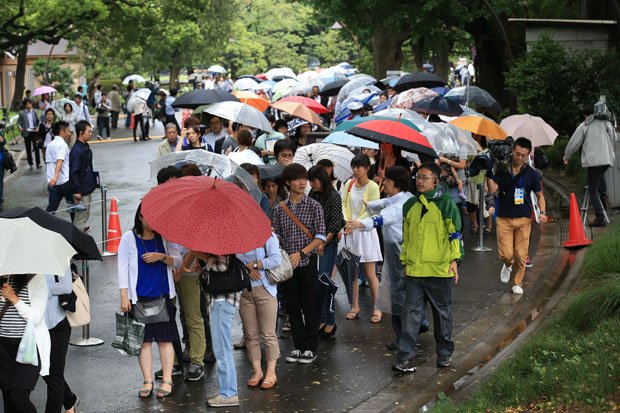初公判を見ようと傍聴券を求めて長蛇の列ができた　（c）朝日新聞社　＠＠写禁