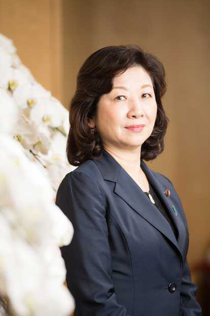 野田聖子（のだ・せいこ）／１９６０年、福岡県生まれ。上智大学外国語学部卒業後、帝国ホテル入社。８７年、岐阜県議に初当選。９３年に岐阜１区で衆院選に出馬し、初当選。昨年１０月の第４８回衆院選で９選を果たす。郵政大臣、科学技術政策・食品安全担当大臣、消費者行政推進担当大臣、自民党総務会長などを歴任。少子化対策や男女共同参画などに積極的に取り組む。昨年８ 月発足の第３次安倍第３次改造内閣で総務大臣、女性活躍担当大臣などに就任。著書に『生まれた命にありがとう』など。（撮影／写真部・大野洋介）