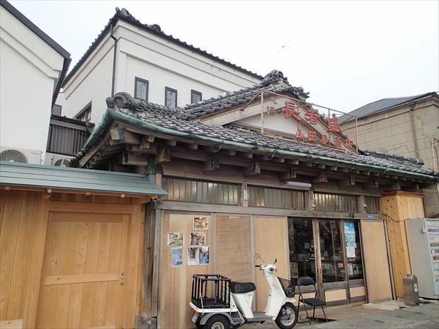 三崎港バス停前にあるこの入り母屋造りの酒屋は現在、ゲストハウスとしても活用されているという。