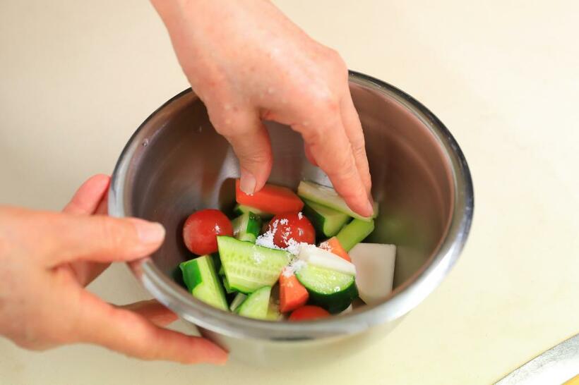【ワンポイントアドバイス】乱切りした野菜には塩を揉み込み、洗い流さずに漬け込むこと。（撮影／写真部・松永卓也）