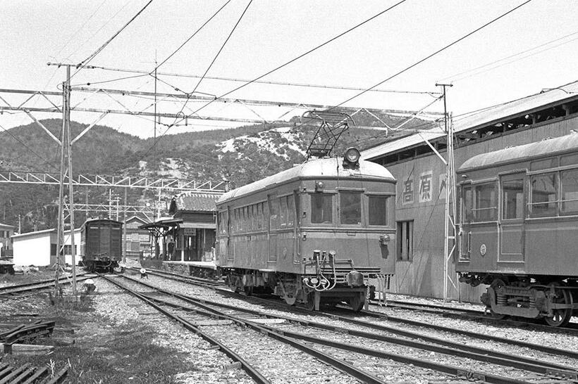 日方駅を発車して登山口に向うモハ27。約200m先の連絡口駅（国鉄海南駅への連絡ホーム）で停車するため、眼前をゆっくり通過していった。日方～連絡口（撮影／諸河久：1965年3月22日）