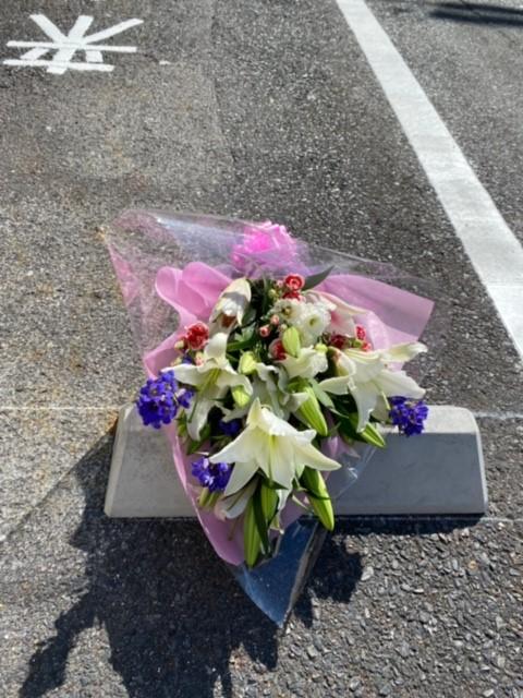 大東隆行前社長が銃撃された現場には、花束が置かれていた