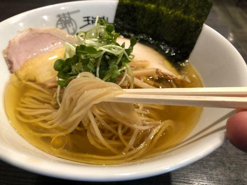 高級中華の料理人だった店主が作る「中華蕎麦 瑞山」の「しおそば」は一杯850円。具材は、豚チャーシュー、鶏チャーシュー、メンマ、ノリ、カイワレ、ネギ（筆者撮影）