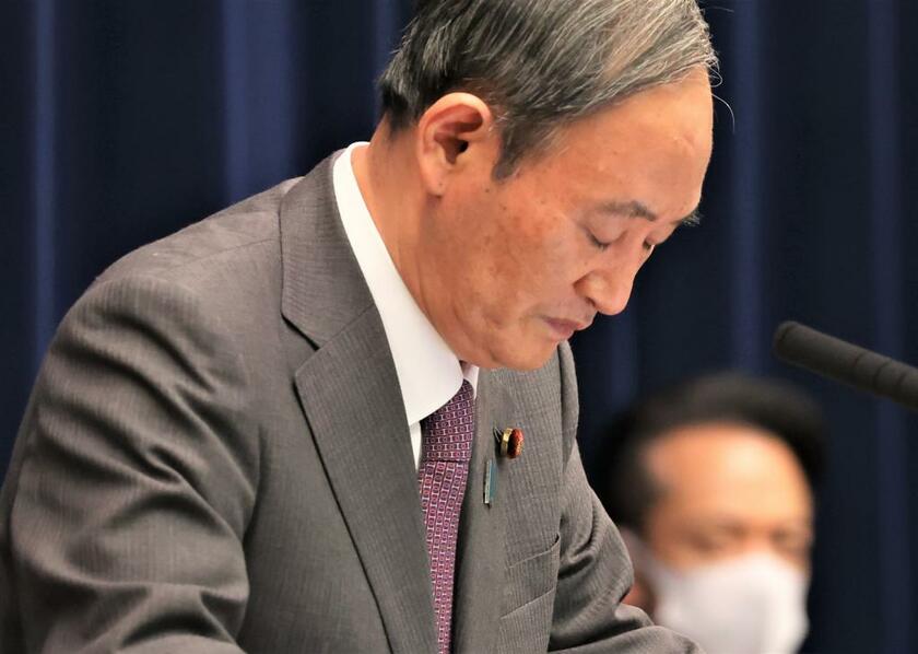 8月25日の首相会見で頭を下げる菅義偉首相（C）朝日新聞社
