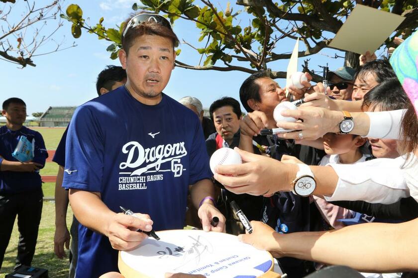 今年の沖縄キャンプで、ファンの求めに応じてサインをする中日の松坂大輔（Ｃ）朝日新聞社