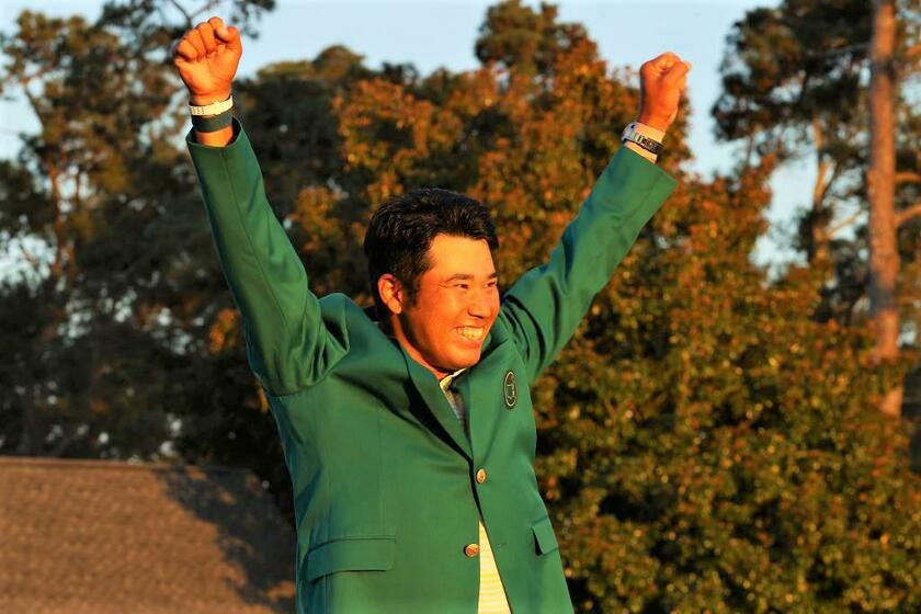 グリーンジャケットに袖を通して喜ぶ松山英樹（Getty Images Sport）