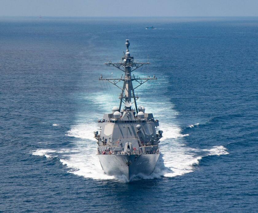 台湾海峡を通過する米海軍の艦船（提供：US NAVY/AFP/アフロ）