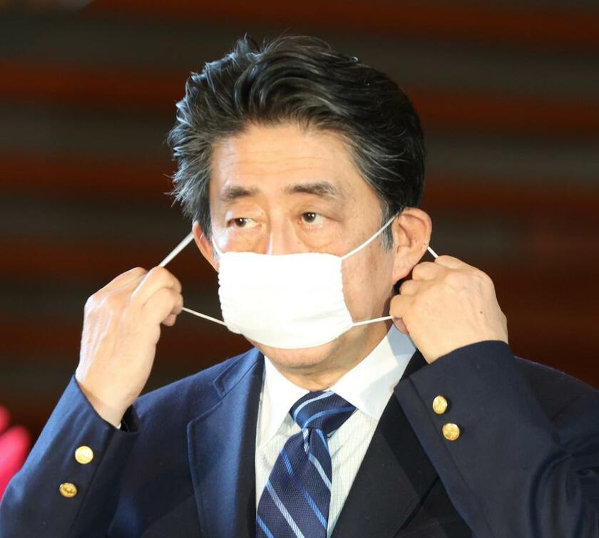「アベノマスク」を外す安倍首相（C)朝日新聞社