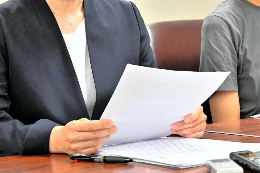 法務省への申し入れ後に会見した、金沢刑務所で働いていた女性医師(49)=6月16日、東京・霞が関。「法務省には適切に対応してほしい」