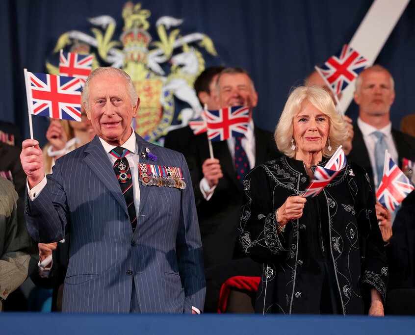 2025年5月8日、イギリス・ロンドンのホース・ガーズ・パレードで行われたVEデー80周年を記念するコンサートに出席したチャールズ国王とカミラ王妃(photo ロイター/アフロ)