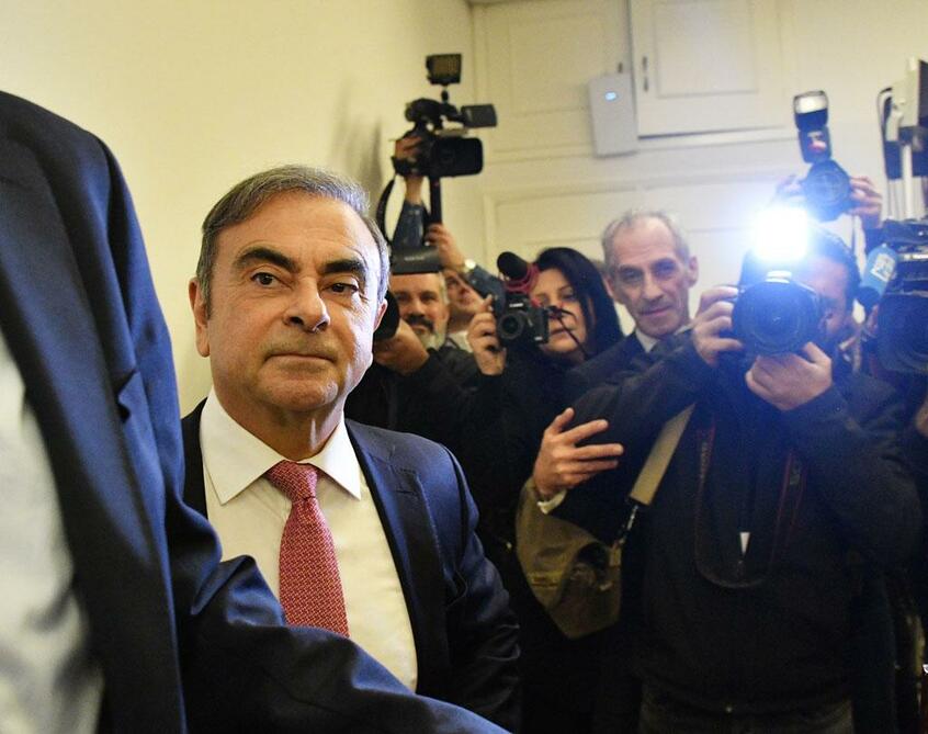 会見場に入る日産自動車前会長のカルロス・ゴーン被告。会見はゴーン氏自らが選んだ12カ国の60社だけを集めて行われた/1月8日、レバノン・ベイルート (c)朝日新聞社