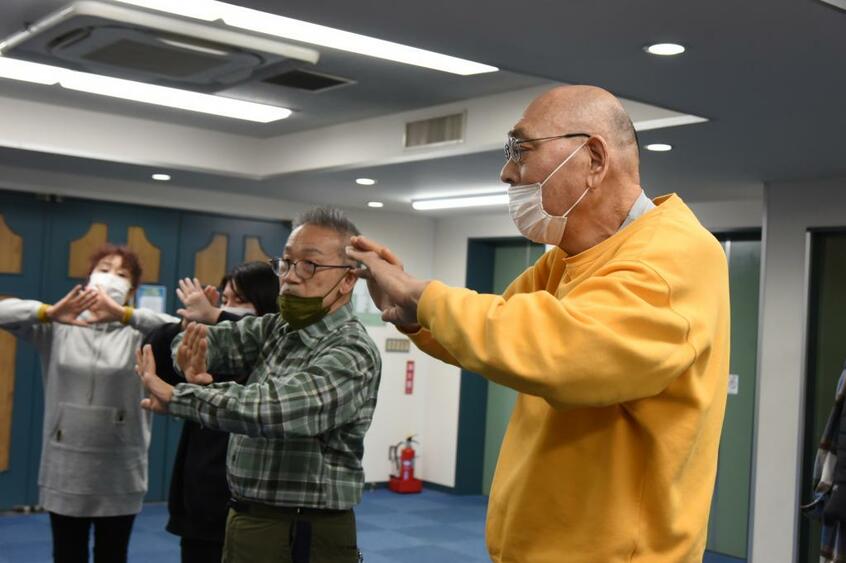 稽古に励むキラー・カーンさん