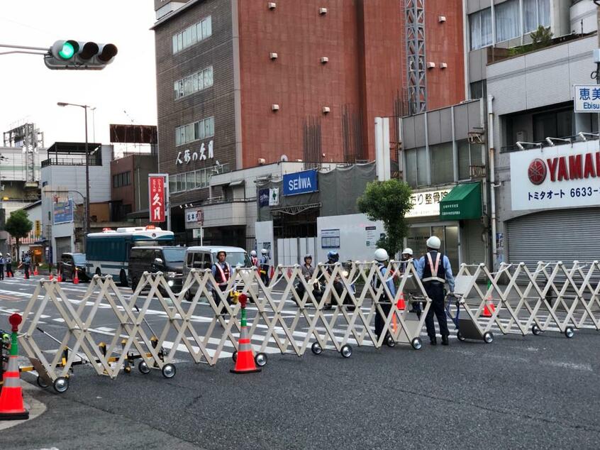 突然、交通が遮断された大阪市浪速区恵美須町の交差点付近(撮影/今西憲之)