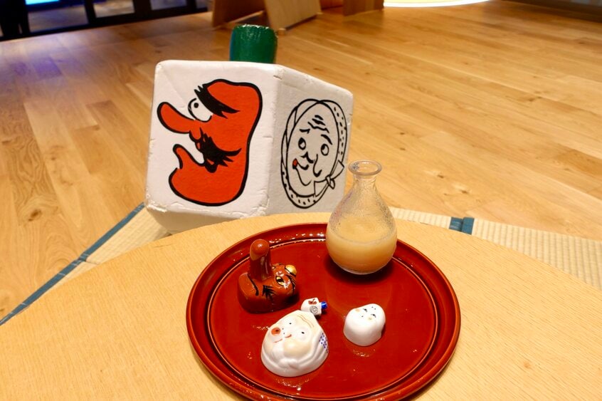 「可杯」のお酒遊びセット。コマは6面で、杯の絵が2つずつ描かれているので、出る目の確率は同じ