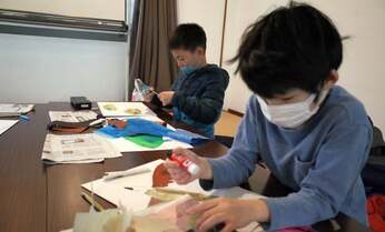 オリジナル色紙でカラフルな紙芝居が完成! コロナに負けない展示の工夫で意外な効果も