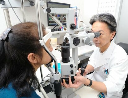 屈折矯正手術を行なっている、みなとみらいアイクリニック。荒井宏幸医師によれば、アンチエンジングのブームとともに、老眼の治療を希望する人は増えているという（撮影／篠塚ようこ）