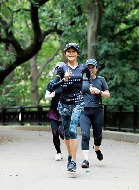 秋風のなか走るのは気持ちいい。呼吸でリズムを整え、笑顔で走ることがコツだという（撮影／岡田晃奈）